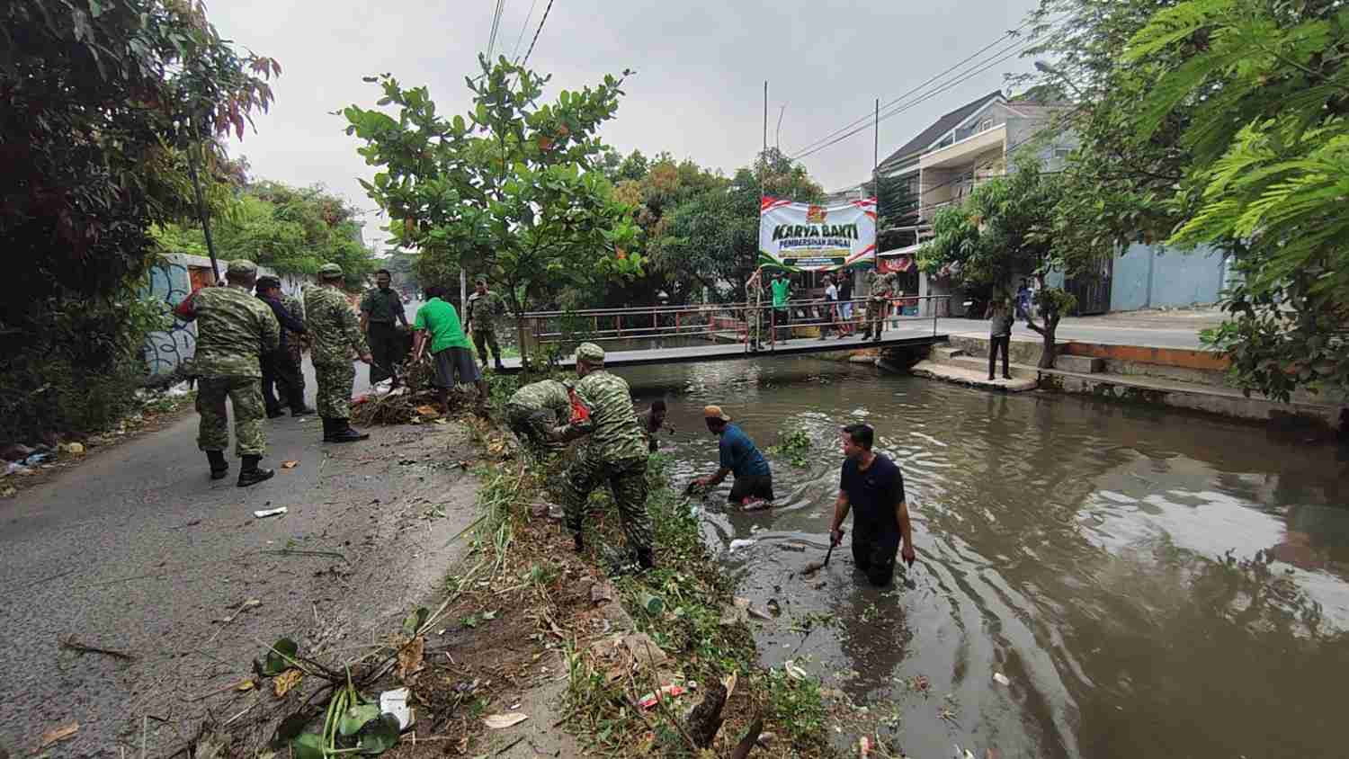 HUT ke-28 Korem 052/Wijayakrama, TNI dan Warga Bersihkan Sungai di Batuceper