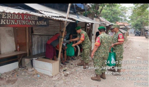 Koramil Tangerang Salurkan 10 Paket Sembako untuk Warga Cipondoh