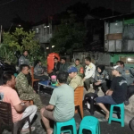 Patroli Koramil Jatinegara dan Komduk Perkuat Kewaspadaan Warga Cipinang Cempedak