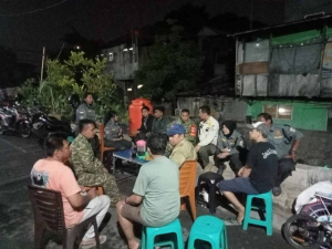 Patroli Koramil Jatinegara dan Komduk Perkuat Kewaspadaan Warga Cipinang Cempedak